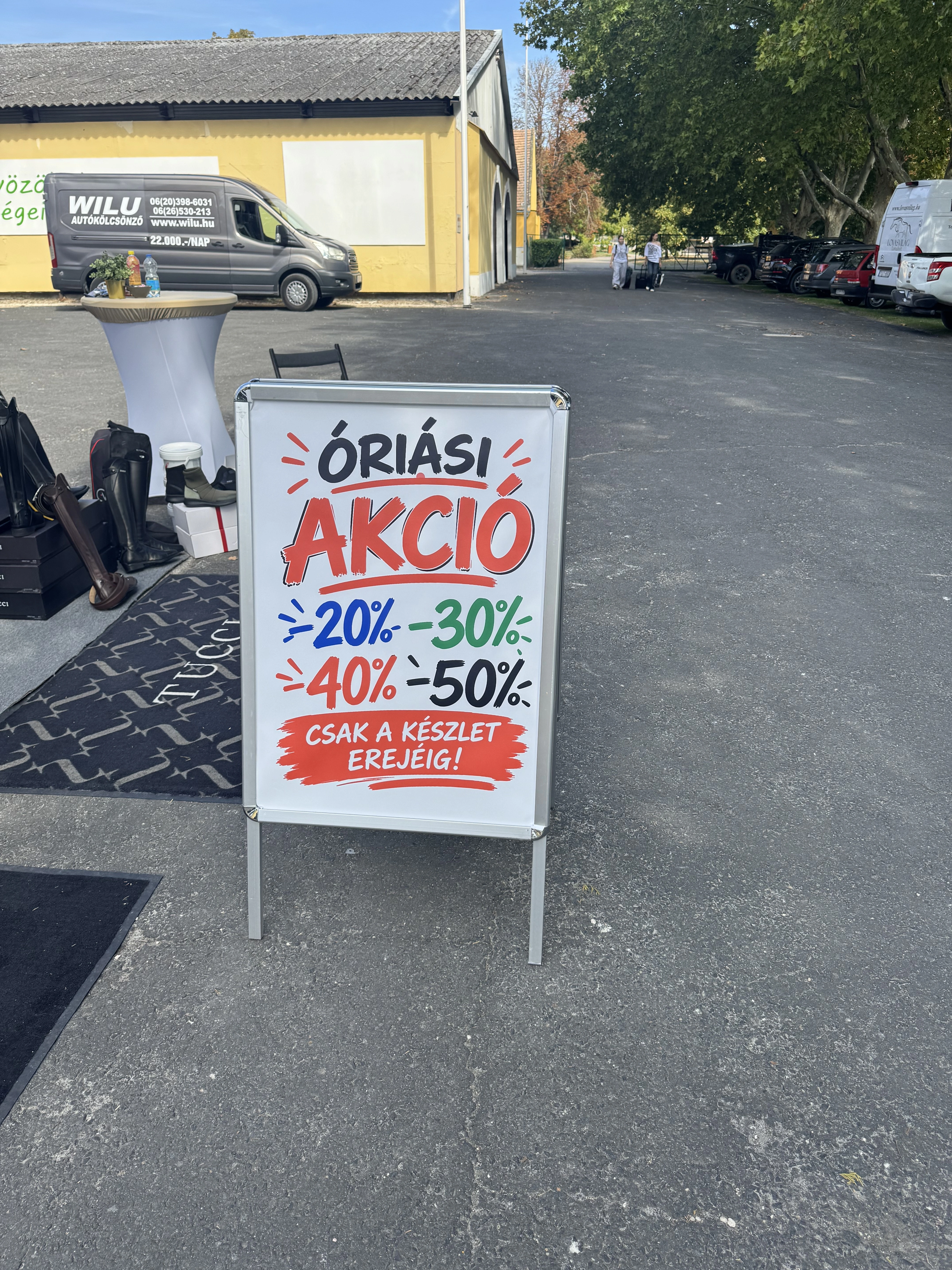 Akciós tábla a TuGo & More standon: akár 50% kedvezmény